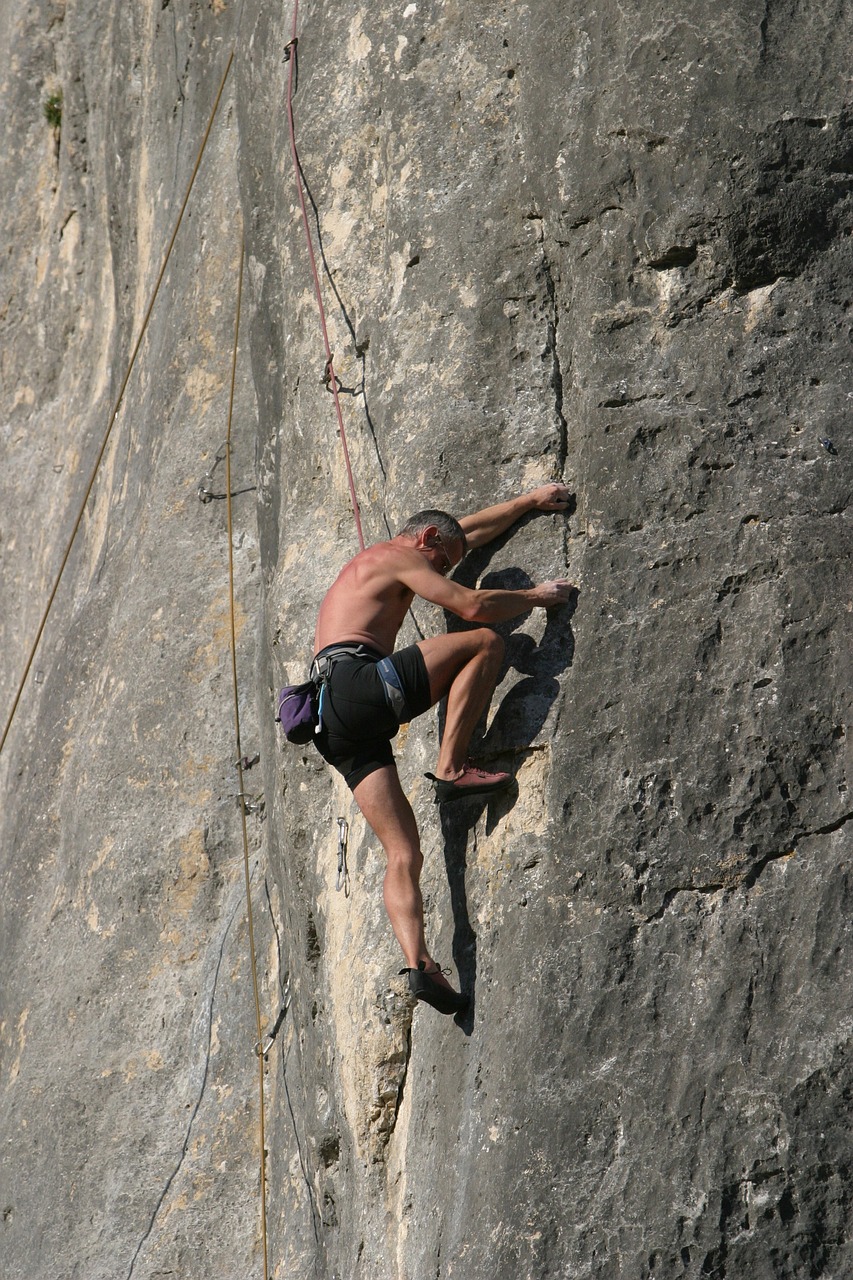 hombre haciendo escalada al aire libre