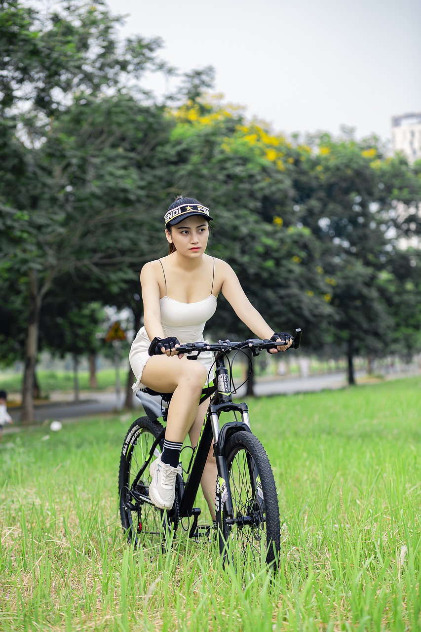 chica haciendo ciclismo al aire libre