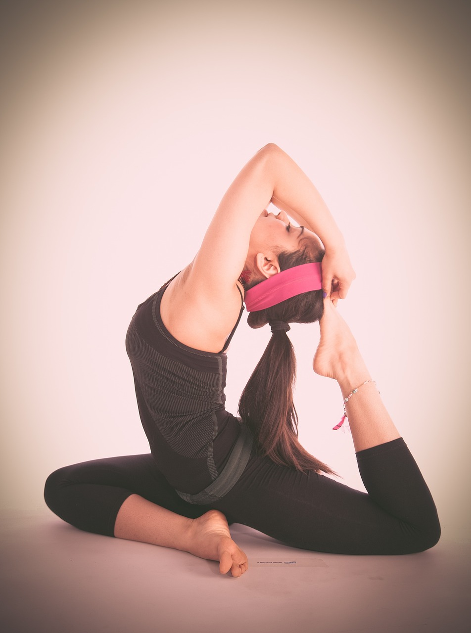 chica haciendo yoga